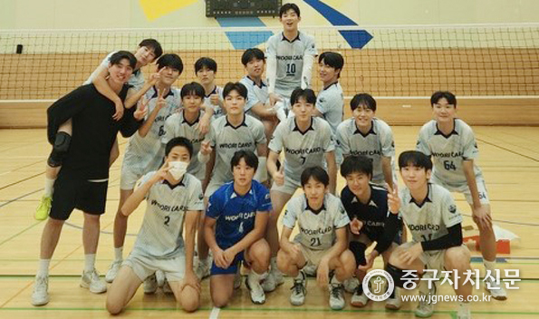 중구시설관리공단과 우리배구단장이 업무협약을 체결했다.(사진은 우리배구단 기념촬영)