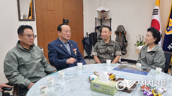  김영주 회장 등 임원들이 제218보병여단 중구 지역방위부대를 방문해 부대장 등과 협력방안을 논의하고 있다.