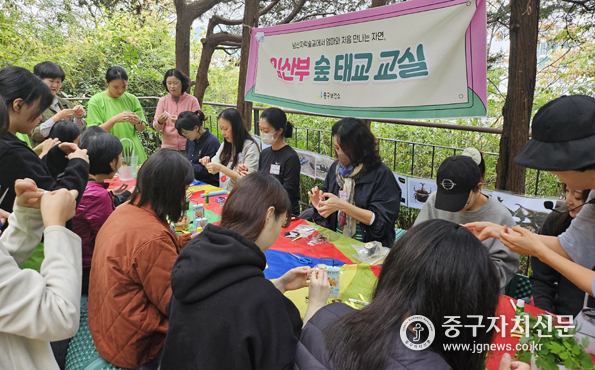 올해 상반기 임산부 숲 태교교실 을 진행하고 있는 모습. 
