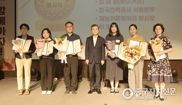 사회복지의 날 기념행사에서 사회복지 유공자들과 기념촬영을 하고 있다. 