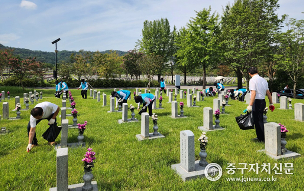 서울시 중구재향군인회 회원들이 현충원 참배 후 환경정화활동을 전개하고 있다.