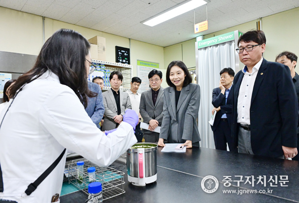 최호정 서울시의회 의장이 서울친환경유통센터 식재료 안전검사 보고 있다. 