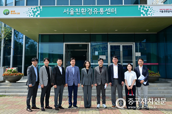 최호장 의장 등 서울시의회 방문단이 서울친환경유통센터 앞에서 기념촬영을 하고 있다.