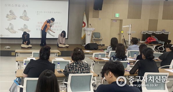 우리동네 소방 안전역량 강화 교육을 받고 있는 현장 모습.