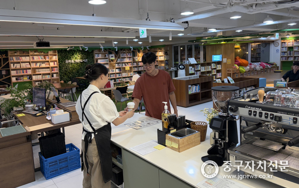  동화동 작은도서관에 설치된 북카페 시설.