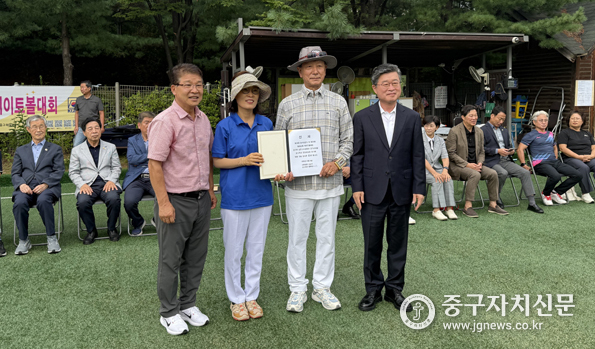 제24회 중구청장기 및 제22회 협회장배 게이트볼대회에서 표창장을 전수한 후 기념촬영을 하고 있다.
