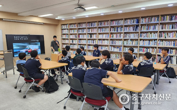 한양중학교 달빛독서 캠프에서 남궁인 작가와 학생들이 뜻깊은 시간을 갖고 있다.