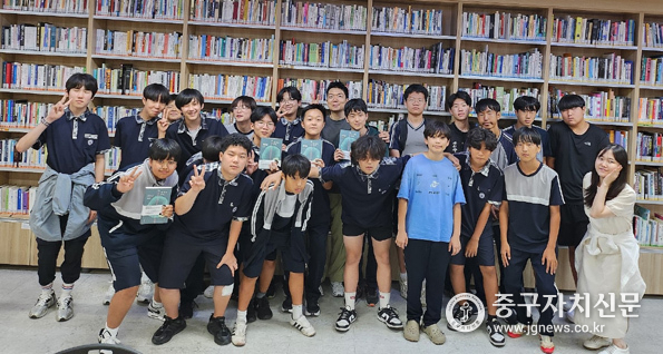 한양중학교 달빛독서 캠프에서 학생들이 사진 촬영을 하고 있다.