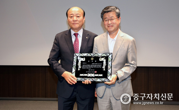 중구문화원 남월진 원장이 김길성 중구청장에게 감사패를 수여한 후 기념촬영을 하고 있다.