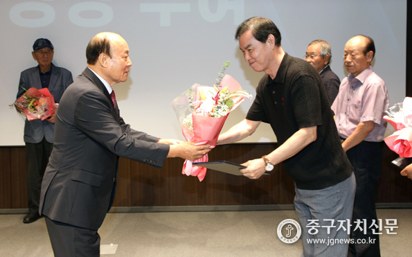 중구문화원 남월진 원장이 30주년 어르신 글짓기 입상자에 시상을 하고 있다.