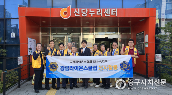 광림라이온스클럽 장명철 회장(왼쪽 네 번째)과 회원들이 백미 100포 기증 한 후 기념 촬영을 하고 있다.