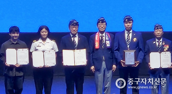 ◇ 김영주 중구재향군인회장이 우수단체 표창장을 받은 후 기념촬영을 하고 있다.(사진 왼쪽에서 3번째)