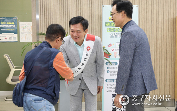 윤판오 중구의회 의장이 건강보험공단 중구지사에서 일일 명예지사장으로 민원응대를 하고 있다