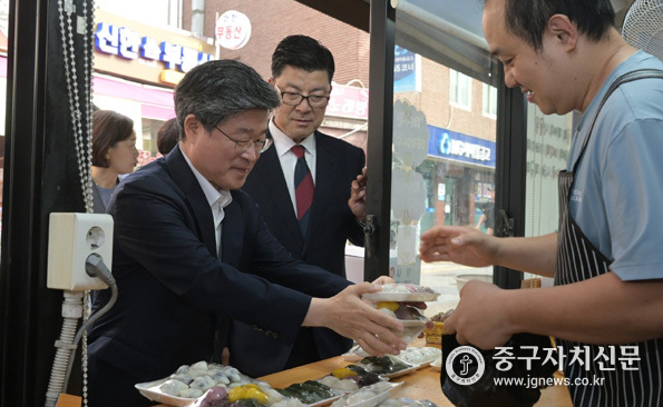김길성 중구청장이 백학시장에 방문해 상인들과 인사하며 추석맞이 장을 보고 있다.
