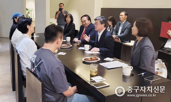 김길성 중구청장과 을지명보골목형상점가 상인들이 간담회를 진행하고 있다.