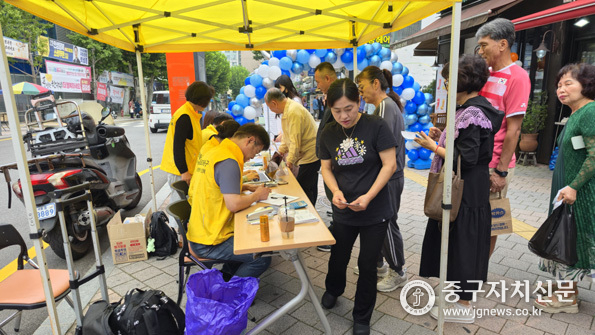 충정로5·6출구 골목형상점가 ‘추석맞이 고객감사 이벤트’를 고객들이 줄을 서서 기다리고 있다.