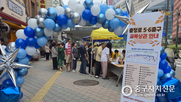 충정로5·6출구 골목형상점가 ‘추석맞이 고객감사 이벤트’를 고객들이 줄을 서서 기다리고 있다.