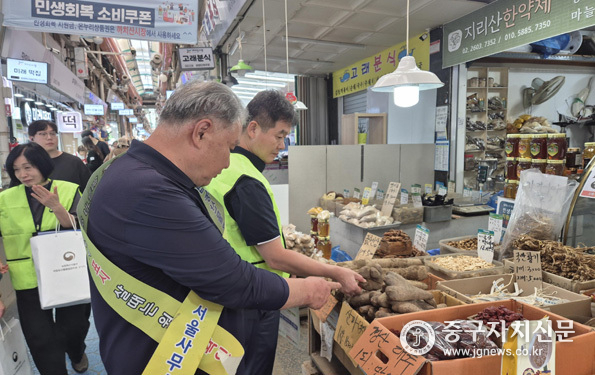 농관원 추석대비 원산지표시 전통시장 캠페인을 전개하고 있는 모습.