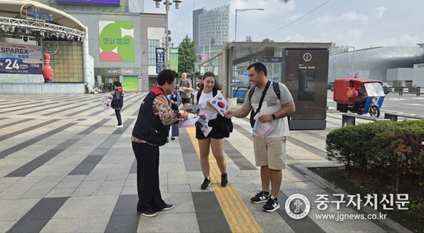 국경일을 앞둔 지난 1일 동대문역사문화공원(DDP)에서 ‘나라사랑 태극기 달기 캠페인’을 전개하고 있다.