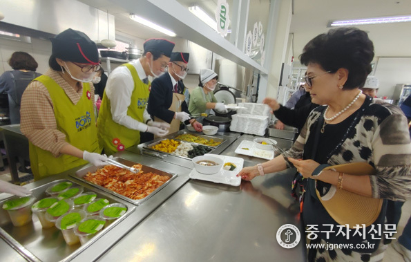 전종호 서울지방보훈청장이 보훈가족들을 위해 음식을 배식하고 있다.