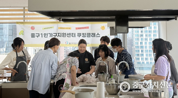 중구 1인가구지원센터에서 경단만들기를 하고 있다.