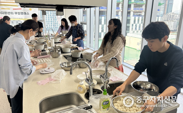 중구 1인가구지원센터에서 1인 가구들이 경단을 만들고 있다.