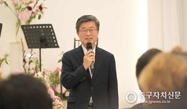 필동에서 열린 무비콘서트에서 김길성 중구청장이 인사말을 하고 있다. 