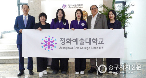정화예대 정화드림팀 단원들이 ‘2025년 전국기능경기대회’에서 은메달과 장려상을 수상했다.(사진은 좌로부터 허용무 총괄부총장, 최은정 교수, 김민슬 학생, 윤재희 학생, 한기정 총장, 장선엽 교수)<br>
