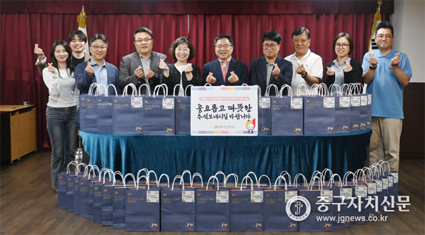중구시설관리공단 임직원들이 한가위 마음 나눔 봉사활동을 하고 있다.