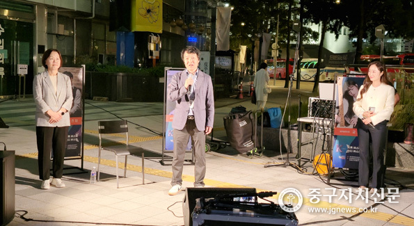 지난 2일 추석을 앞두고 열린 동대문 일대 버스킹 공연에 앞서 채규용 회장이 인사말을 하고 있다