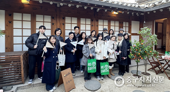 제21회 대한민국 지방자치경영대전 로컬관광코스 팸투어 단체 사진을 하고 있다.