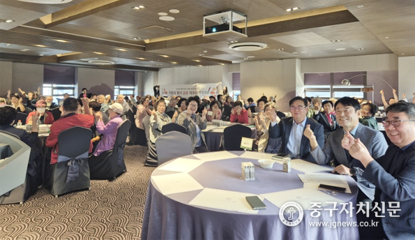 지난 16일 서울 중구 스테이락 호텔 12층 연회장에서 문해교육 학습자를 위한 "마음의 향기 글꽃 피우다 백일장 행사를<br>
개최하고 있다.