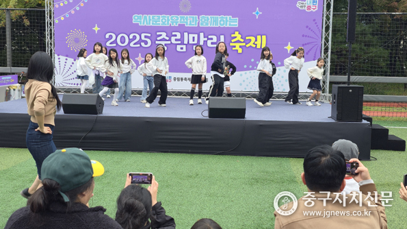 지난 18일 손기정체육공원 축구장에서 열린 ‘2025 중림만리 축제’에서 어린이들이 깜직한 울동을 선보이고 있다.