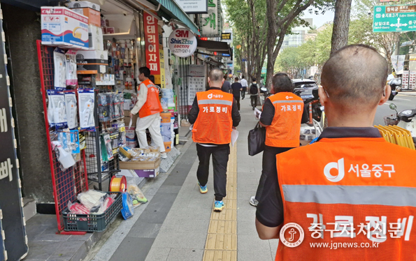 2025 이순신축제’를 앞두고 불법 노점 등 거리 정비를 완료하고 차없는 거리 운영 홍보를 하고 있다.