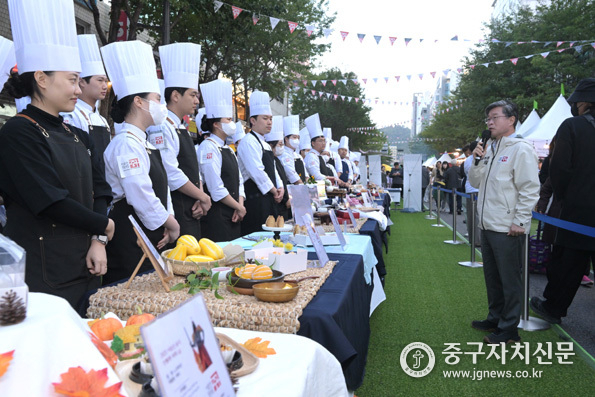 이순신 밥상 요리 상품화 대회 시상에 앞서 김길성 중구청장이 감사 인사를 하고 있다. 