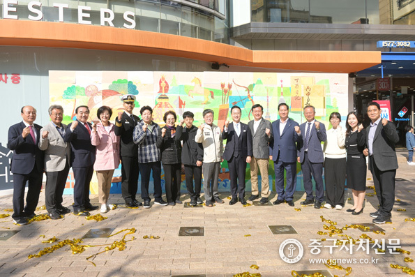 김길성 중구청장과 박성준 국회의원, 윤판오 의장 등이 ‘이순신 드리밍 제막식에서 파이팅을 하고 있다. 
