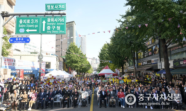 ‘2025 제1회 이순신축제에서 내빈들과 참여자, 중구민등이 단체 기념촬영을 하고 있다.