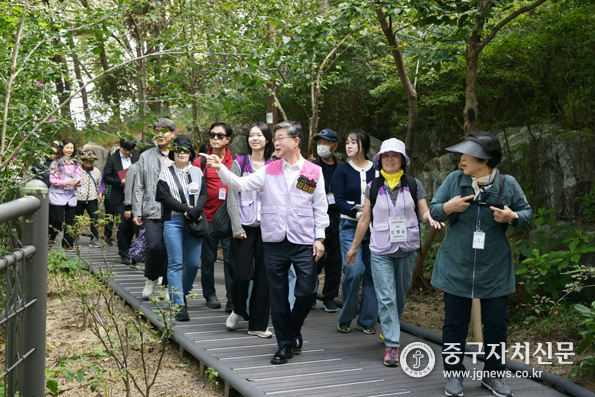 김길성 중구청장이 홈즈리더들과 남산자락숲길을 산책하고 있다.