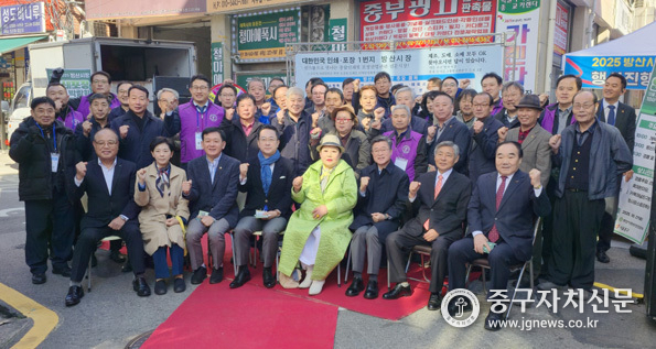 지난 27일 열린 제8회 방산시장 인쇄 포장박람회에서 단체 기념사진을 촬영하고 있다.