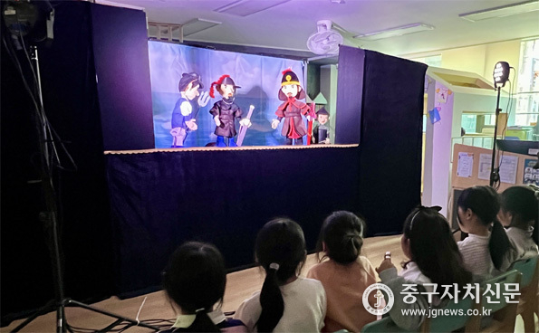 지난 10월 21일 흥인초 돌봄센터에서 진행된 인형극을 진행하고 있다.