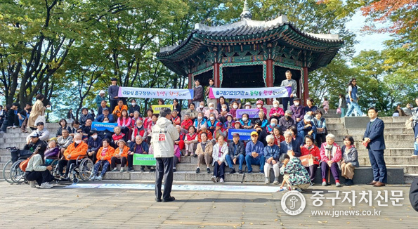 장기요양 어르신 및 보호자가 함께하는 남산 나들이 행사에서  김길성 중구청장이 감사의 인사를 하고 있다.