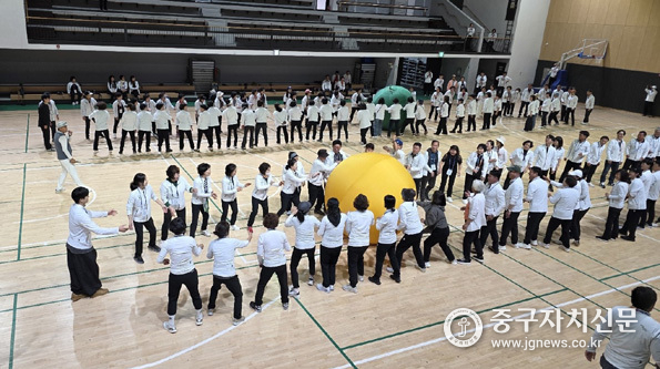 중구-용산구, 생활체육 교류전에서 양쪽 선수들이 큰 공굴리기를 하고 있다.