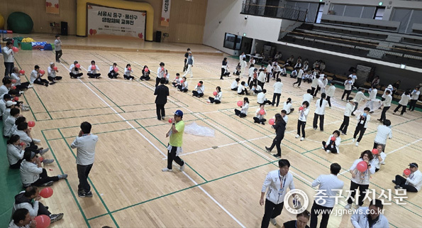 중구-용산구, 생활체육 교류전에서 대형 풍선 기둥 만들기를 하고 있다.