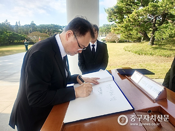 이승우 서울지방보훈청장이 국립서울현충원을 방문해 방명록을 작성하고 있다. 