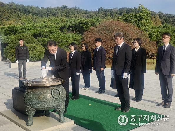 이승우 서울지방보훈청장이 국립서울현충원에서 분향하는 모습.