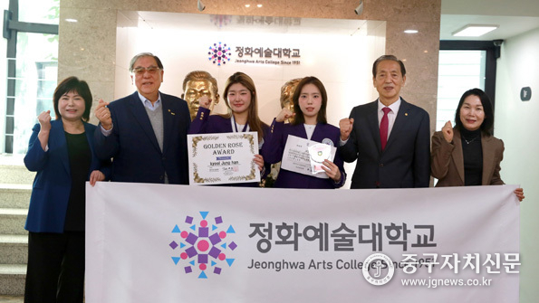 정화예술대학교 정화드림팀 단원들이 헤어스타일리스트 챔피언십 재팬컵 2025에 출전해 우수한 성과를 거뒀다.(사진은 (좌측부터 최은정 교수, 한기정 총장, 정한결, 윤재희 학생, 허용무 총괄부총장, 장선엽 교수)